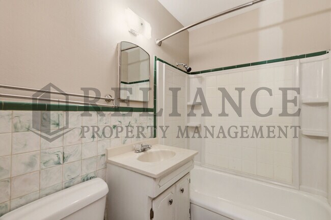 Building Photo - 1620 E Selma St