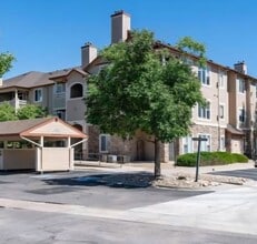 Building Photo - Beautiful condo in highly desired area of ...