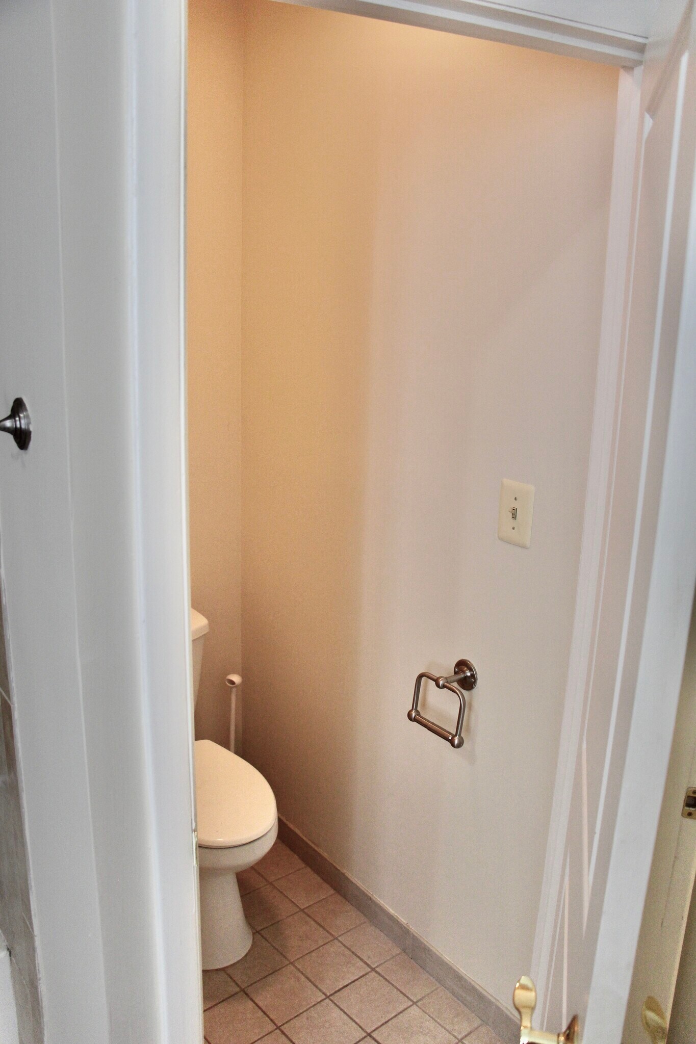 Private en suite toilet in master bathroom - 526 St Paul St