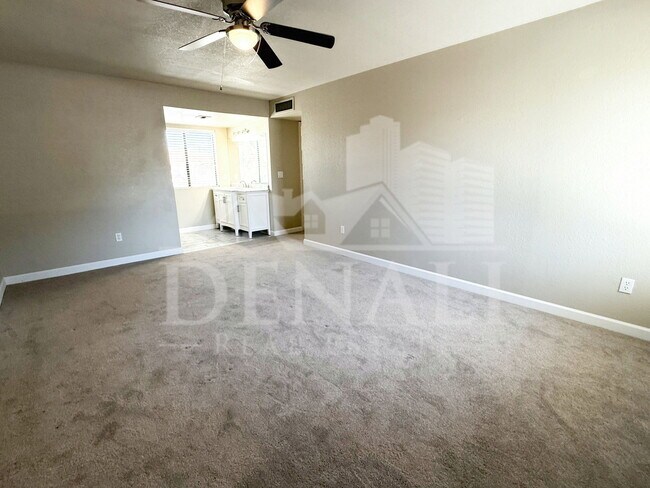 Building Photo - 1529 E Edgewater Dr