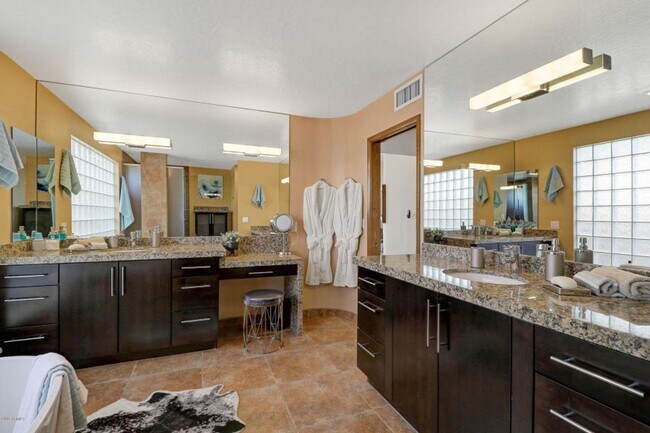 Building Photo - Beautiful 5 bed/4 bath + Den in Desirable Paradise Valley