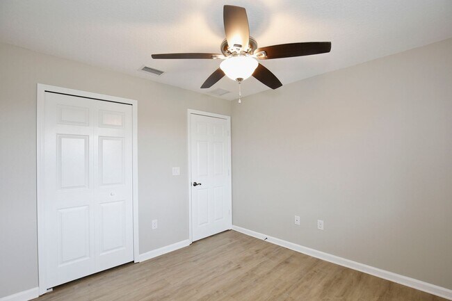 Building Photo - Beautiful 4/2.5 Spacious Home with a Loft Area and a 2 Car Garage Located in Sawgrass Bay - Clerm...