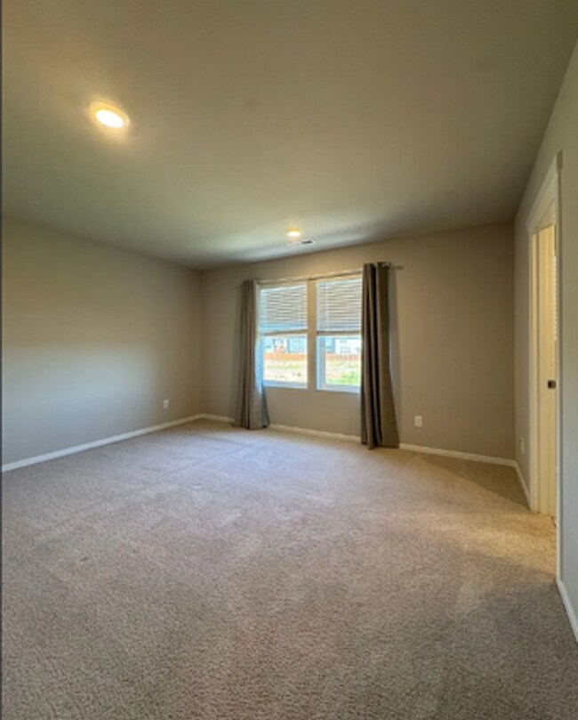 Building Photo - Stylish 4 bed/2.5 bath house