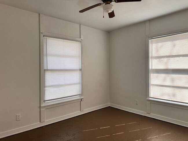 Building Photo - 3 bedroom one bath