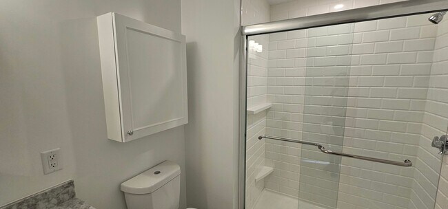 Building Photo - Luxury 1-Bed/1-Bath with Laundry in Unit