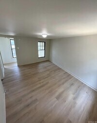Building Photo - 1008 Kavanaugh Blvd