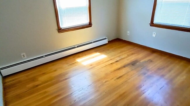 Building Photo - 4-Bedroom Ranch Next To Western New Englan...