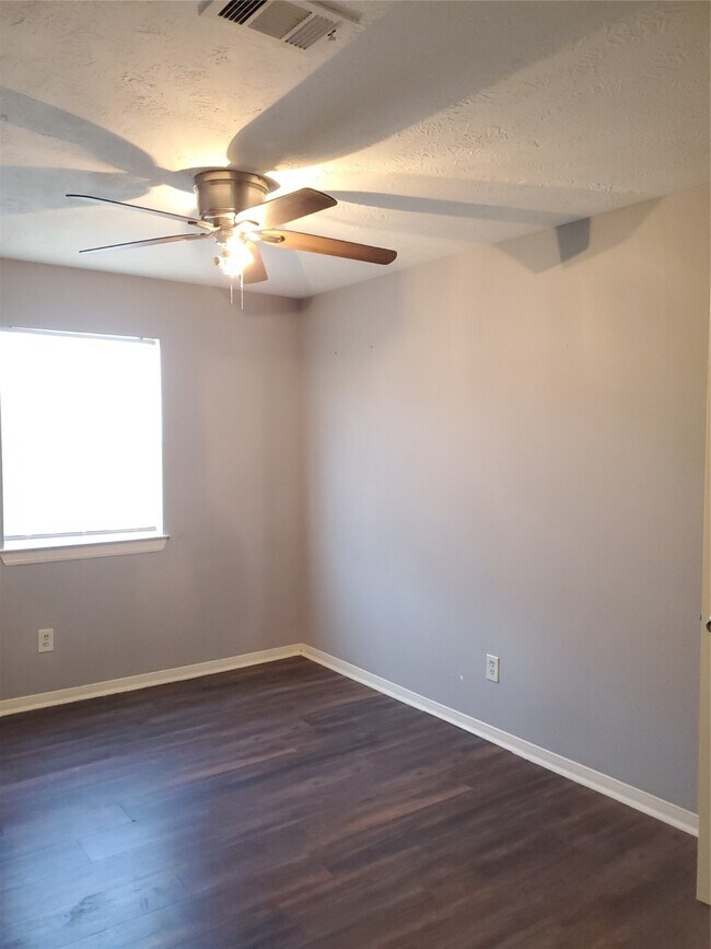 Building Photo - 315 Willowick St