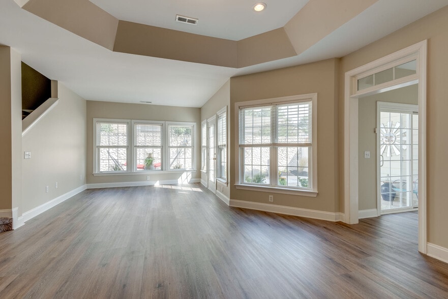 Building Photo - 618 Springlake Dr