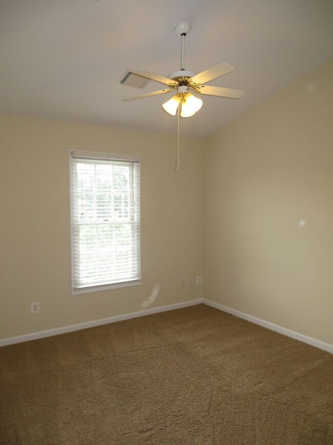 Building Photo - Beautiful 3-level colonial-style town home...