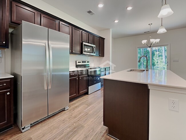Building Photo - 223 S Live Oak Dr
