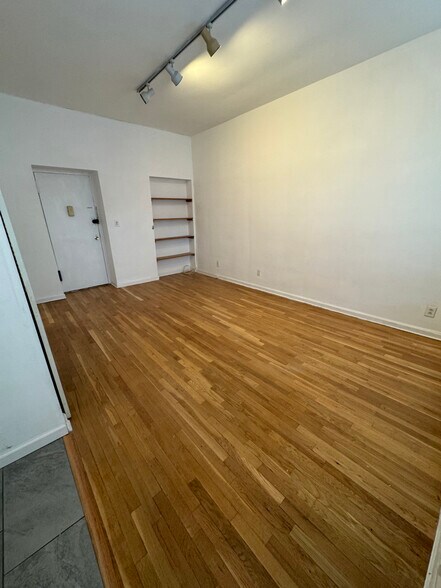 Building Photo - 30 E 95th St