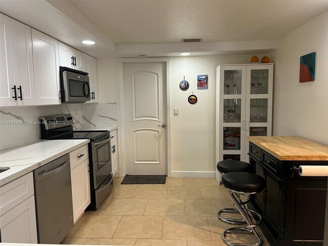 Building Photo - 9894 Fairway Cove Ln