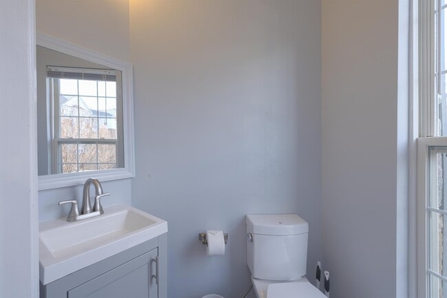 Building Photo - 904 Crestfield Dr