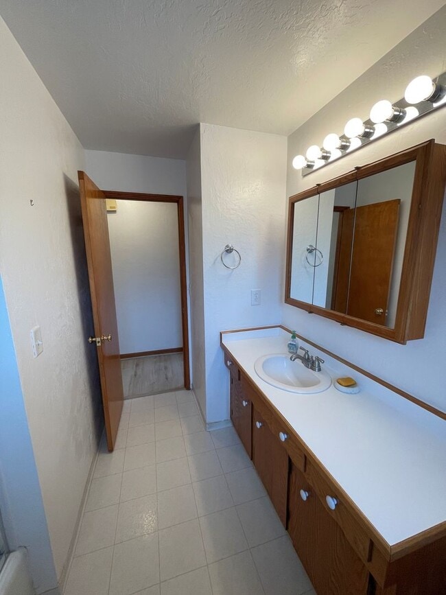Building Photo - Charming 3 Bedroom, 2 Bath Home with Attac...