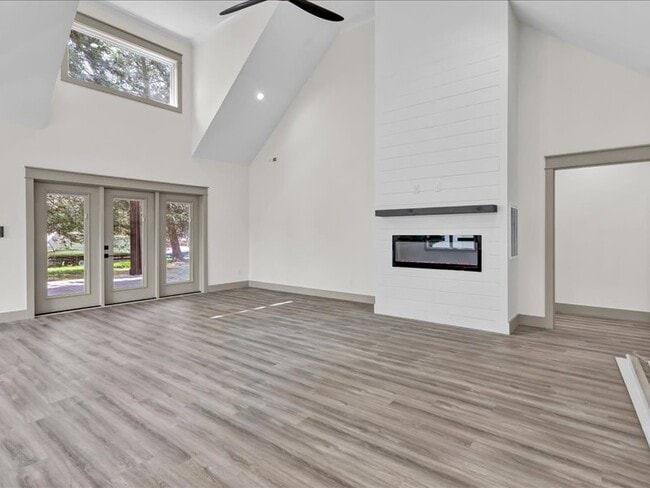 Building Photo - 1212 Redwood Ave