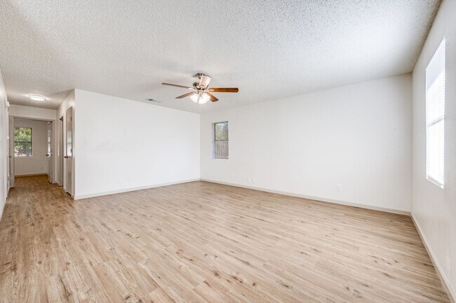 Building Photo - 705 N 1st St