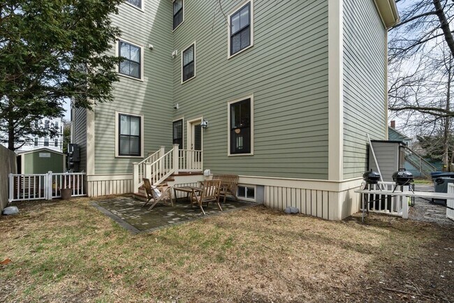 Building Photo - 20 Tufts St