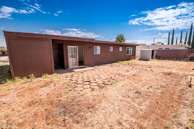 Building Photo - Charming Property Features 3 Bedrooms, 2 B...