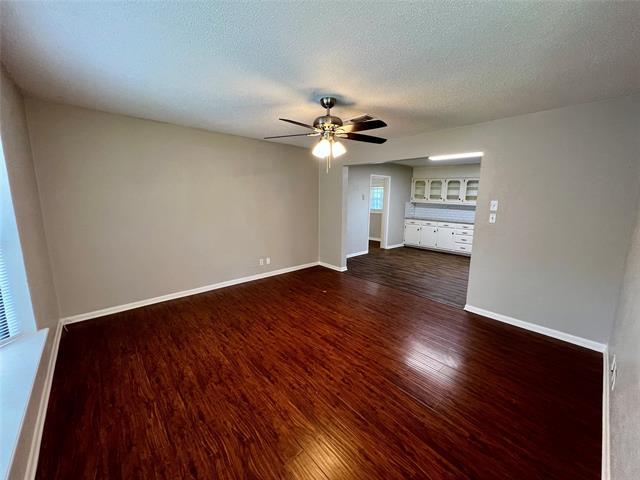 Building Photo - 300 W 4th St