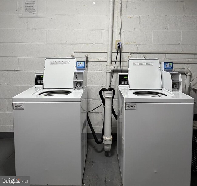 Building Photo - 1600 Renate Dr