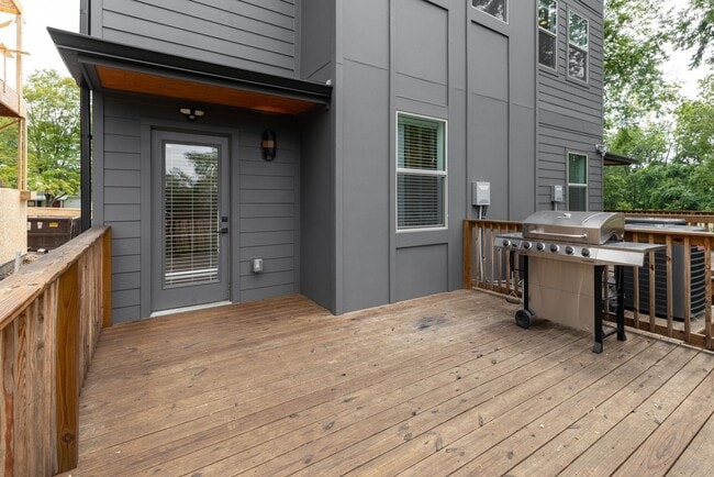 Building Photo - Great modern HPR with garage and view of the river!