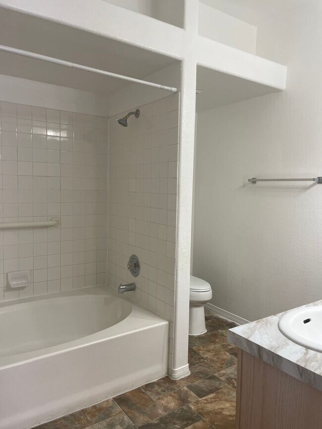 Building Photo - Beautiful open floor plan located in a gat...