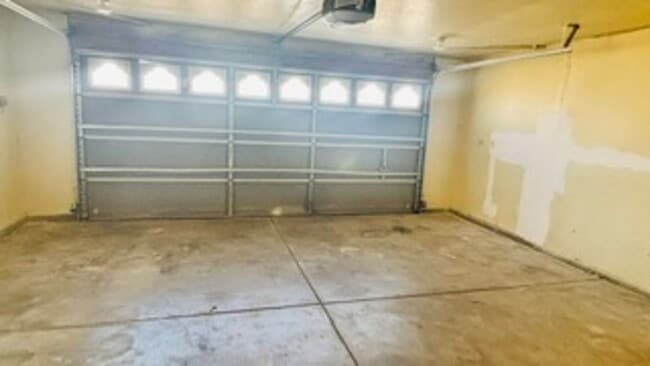 Building Photo - 633 Las Colinas St