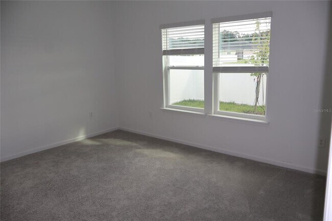 Building Photo - 3260 NE 40th Ln