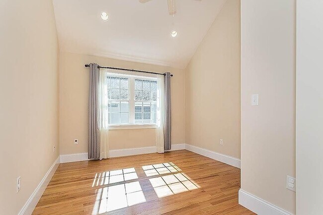 Building Photo - 19 Shean Rd