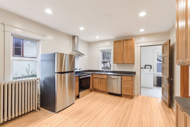 Primary Photo - 2105 Como Ave