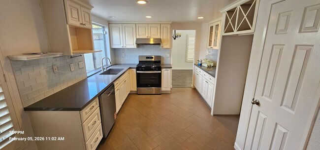 Building Photo - NORTH MIRA MESA / SAN DIEGO - Nice Renovated 4 Bedroom / 2.5 Bath House.  AVAILABLE 02/16/2026