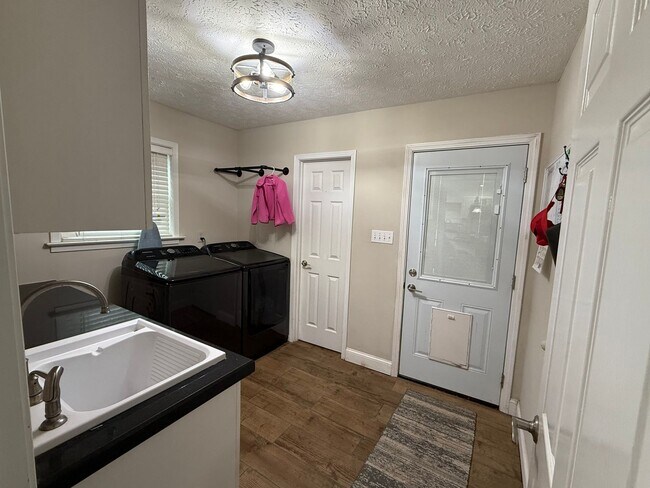 Building Photo - Home for Rent in Lake Forest in Millbrook