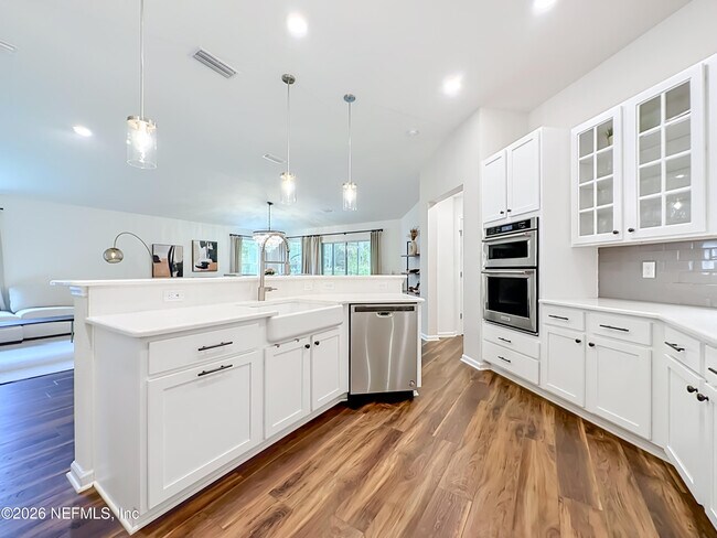 Building Photo - 826 Flach Dr