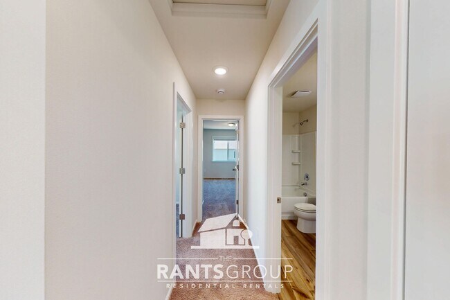 Building Photo - Great Location! Easy JBLM Commute!