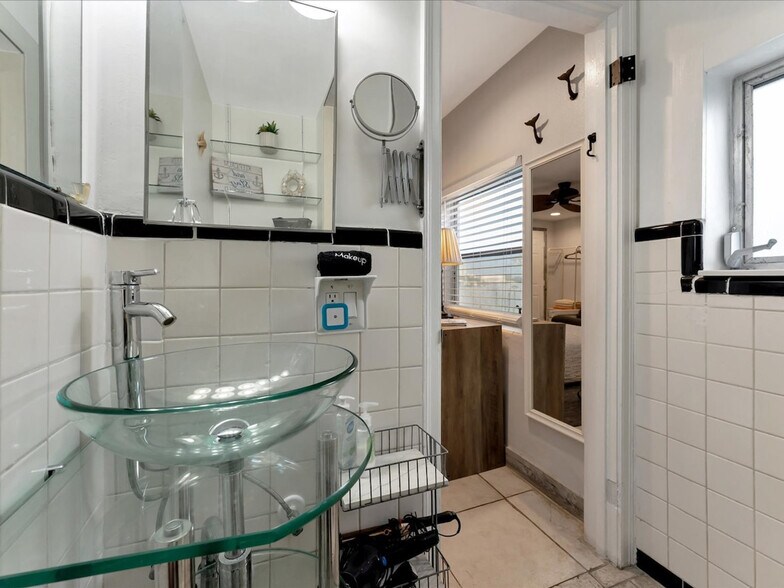 Building Photo - 483 E Shore Dr