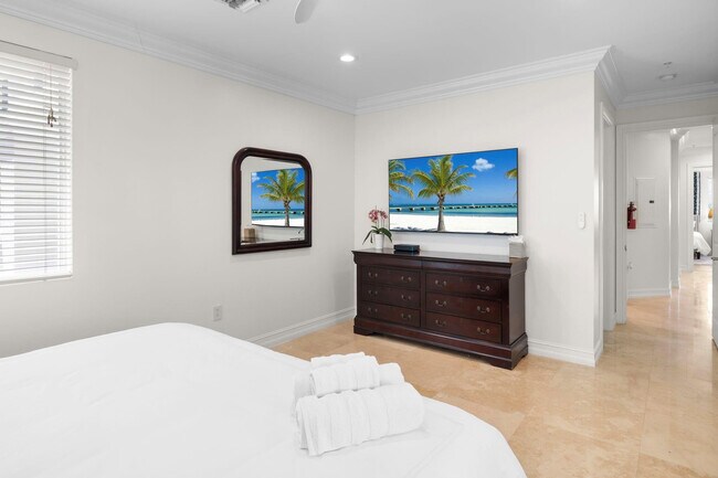 Building Photo - 514 N Birch Rd