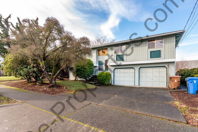 Building Photo - 4 bedroom 2.5 bathroom Home