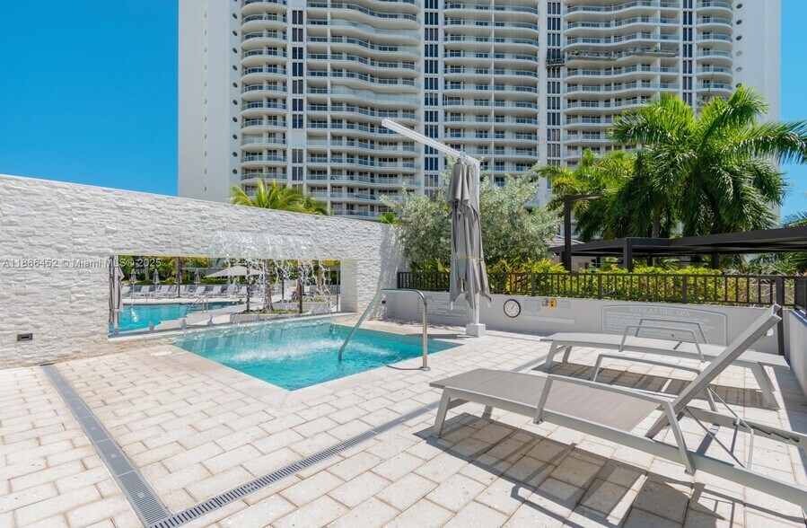 Building Photo - 7000 Island Blvd