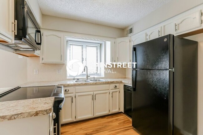 Building Photo - 3 Bedroom Pet-Friendly Home in LEES SUMMIT, MO with Main Street Renewal
