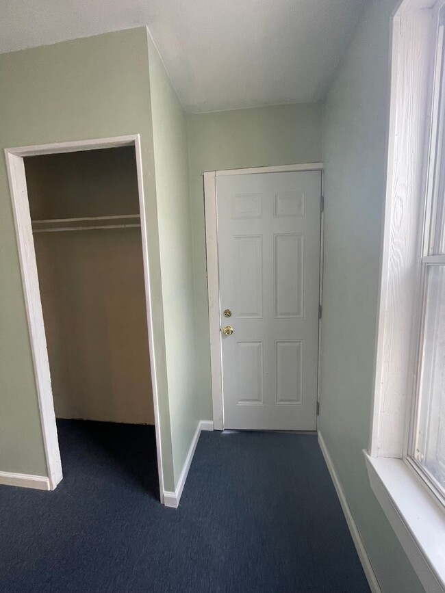 Building Photo - 4 Bedroom Single family Home