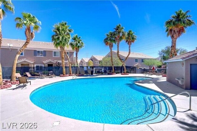 Building Photo - Gated Community with the perfect mix of style, location, and amenities!