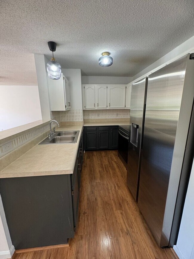 Building Photo - 2BR 2BA Condo beside Greenway