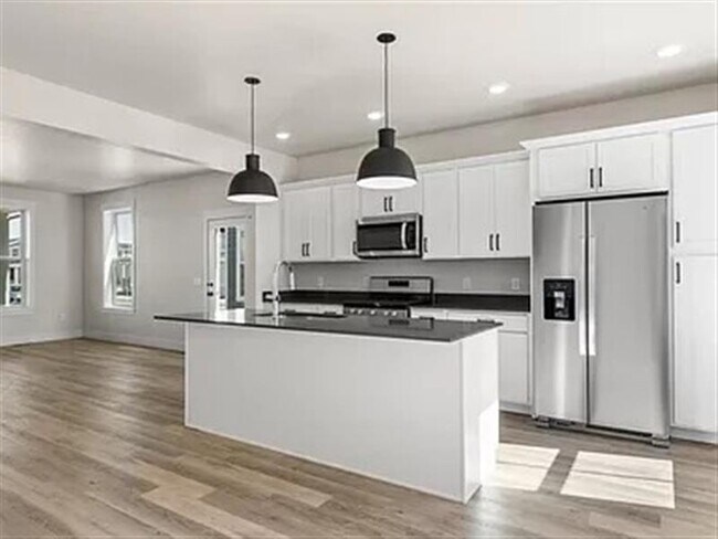 Building Photo - Exquisite Home