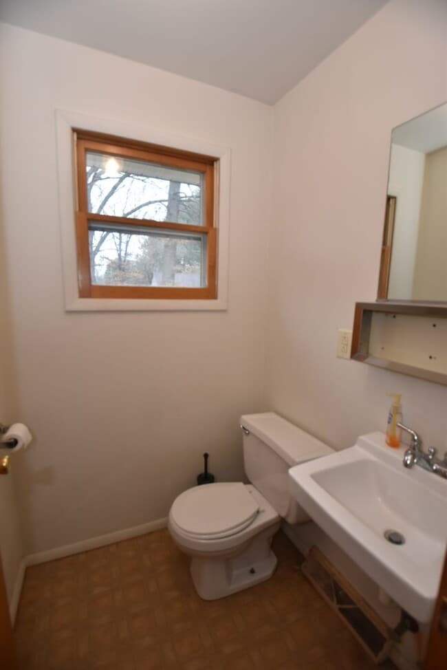 Building Photo - Mishawaka- 3 bedroom Country living near the Main Street Shopping and Edison Lakes business distr...