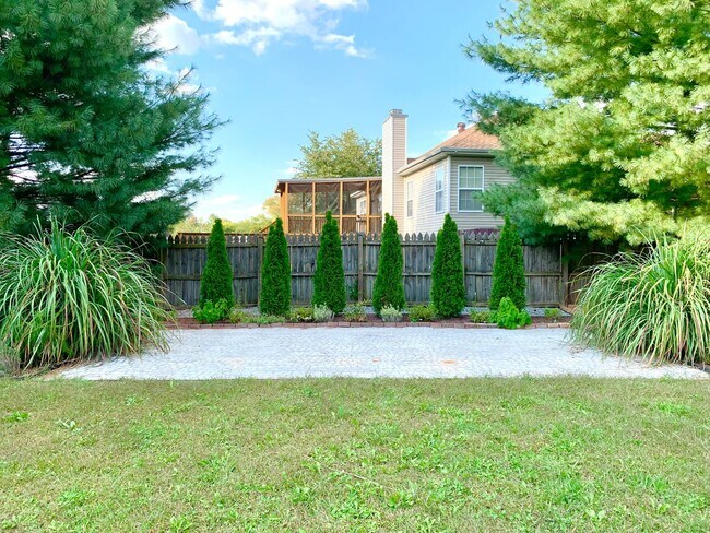 Building Photo - 2553 Emerald Ct
