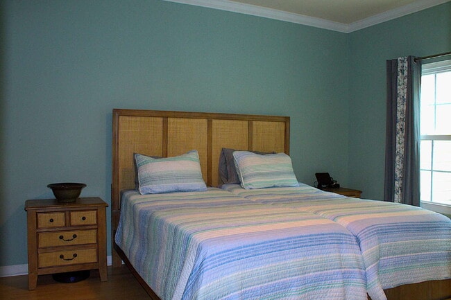 Building Photo - "Luxurious 3-Bed Condo in Hendersonville: Spacious 2023 Sq Ft within a 55+ community.”