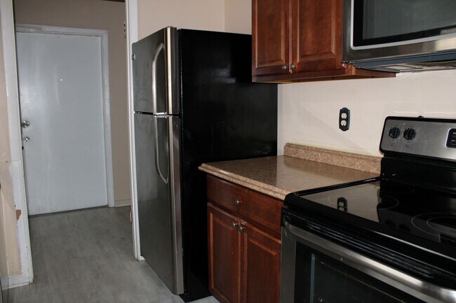 Building Photo - A charming 2-bedroom, 2-bathroom home located in the vibrant community of Spring Hill