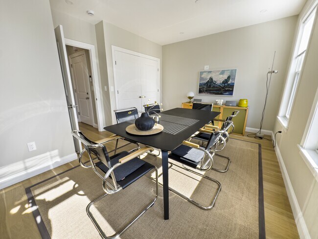 Building Photo - 40 Waverly St