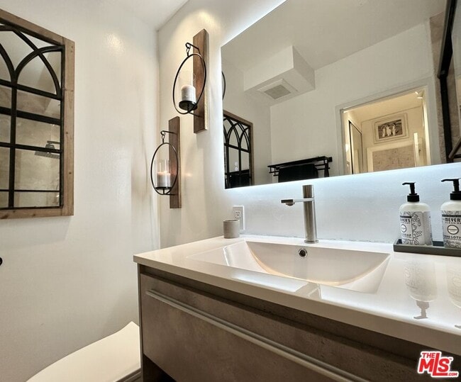 Building Photo - 999 N Doheny Dr